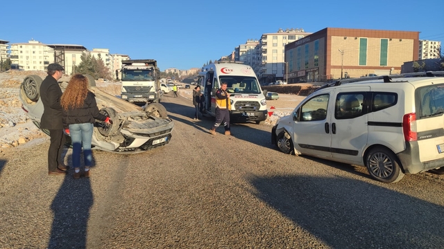 Besni'de otomobil ile hafif ticari aracın çarpışması sonucu 2 kişi yaralandı