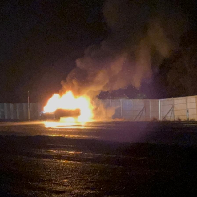 Otomobil alev topuna döndü, eşi ve kızını son anda kurtardı