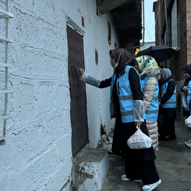 Diyarbakır'da öğrenciler yurtlardaki fazla yemekleri komşularıyla paylaşara...