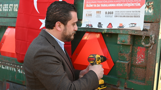 Kadirli'de traktör sürücülerine reflektör dağıtıldı