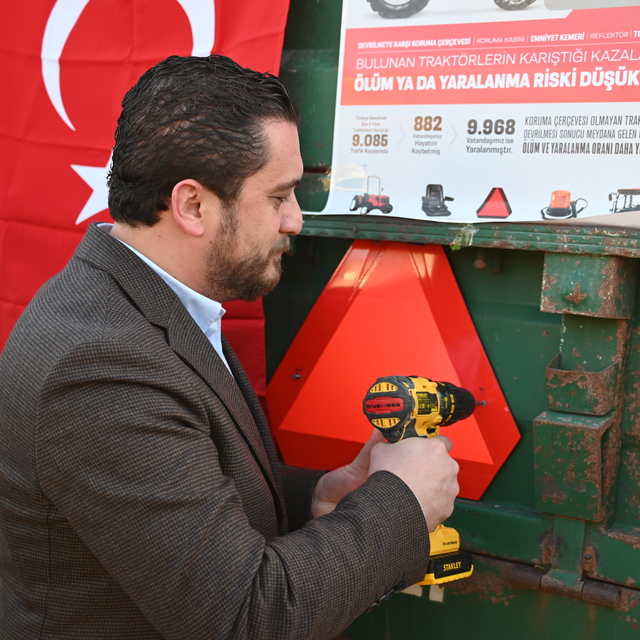 Kadirli'de traktör sürücülerine reflektör dağıtıldı