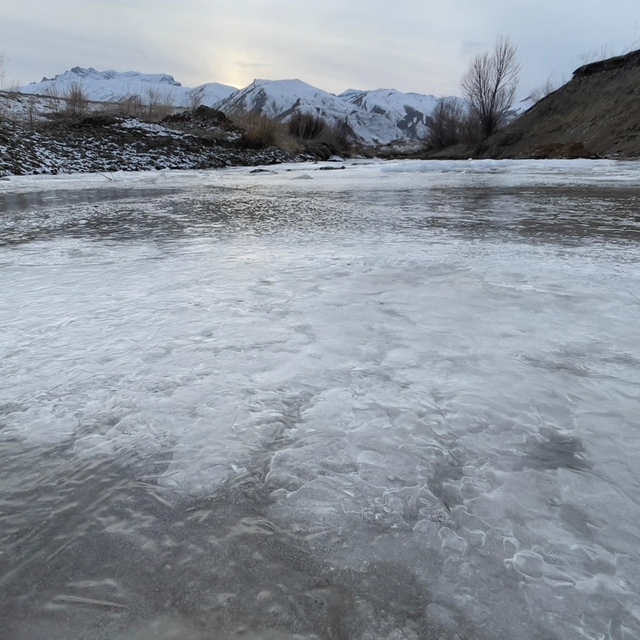 Yüksekova'da dereler buzla kaplandı
