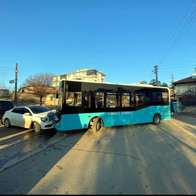 Kırıkkale'de halk otobüsü ile otomobilin çarpıştığı kazada 6 kişi yaralandı