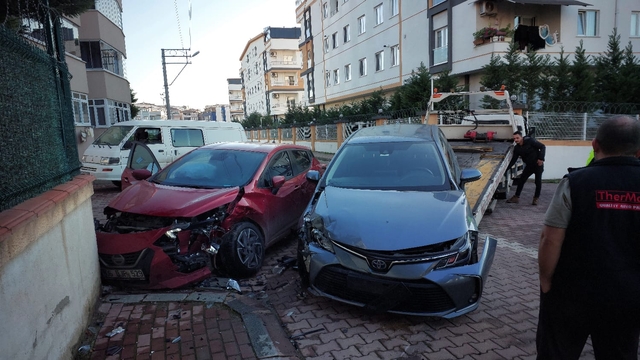 İki otomobil kavşakta çarpıştı: 1'i çocuk, 3 yaralı