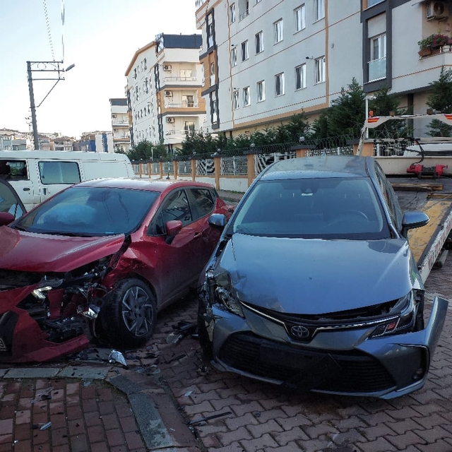 İki otomobil kavşakta çarpıştı: 1'i çocuk, 3 yaralı