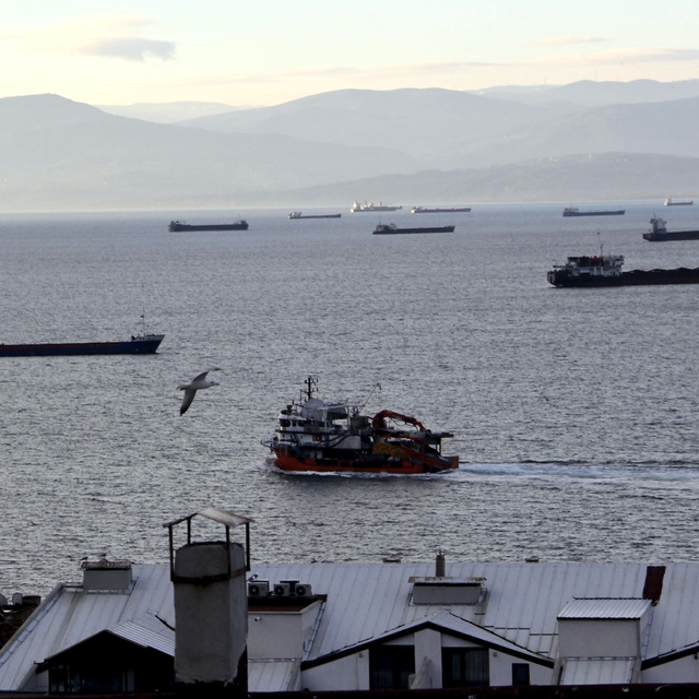 Meteorolojik uyarının ardından yük gemileri Sinop'un doğal limanına sığındı...