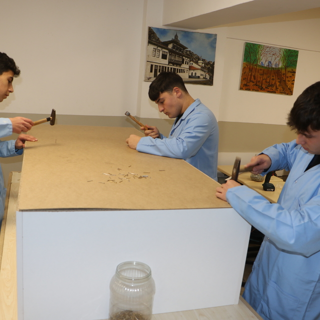 Meslek liseliler kamu kurumlarına masa, sıra ve dolap üretiyor; ciro 10 mil...