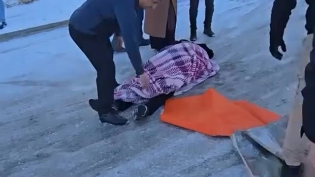 Buzlu yolda düşen yaralıya ekiplerin zor şartlarda müdahelesi