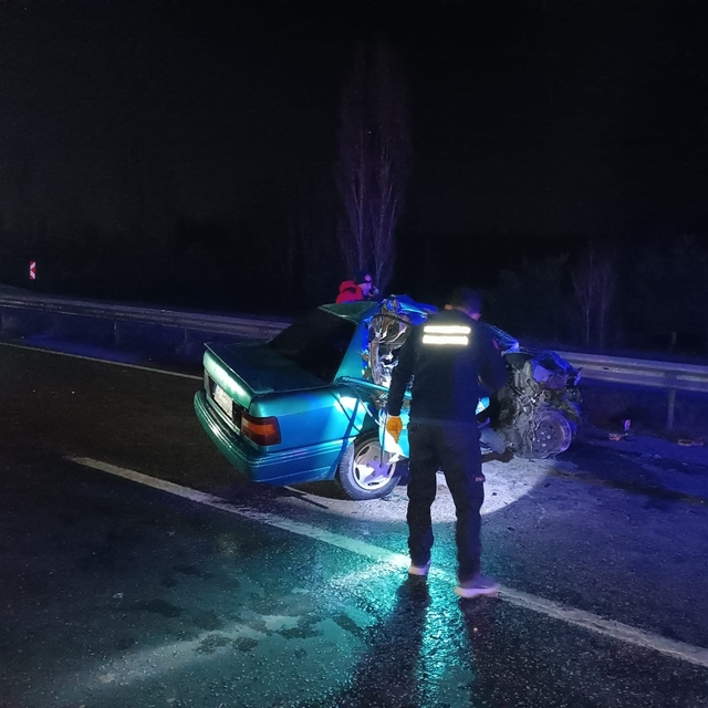 Çorum'da tırla çarpışan otomobilin sürücüsü yaralandı