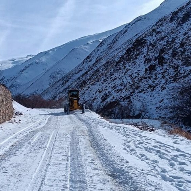Van'da 21 yerleşim yerinin yolu kardan kapandı