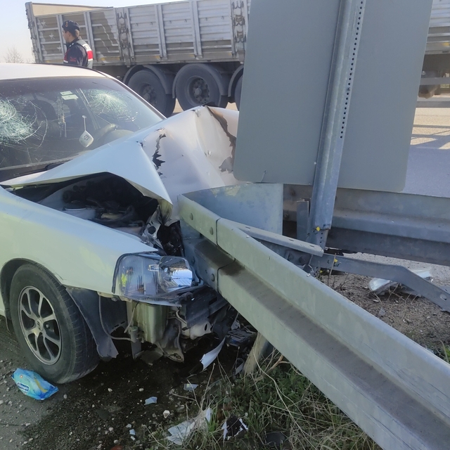 Bariyere çarpan otomobildeki 2 kişi yaralandı