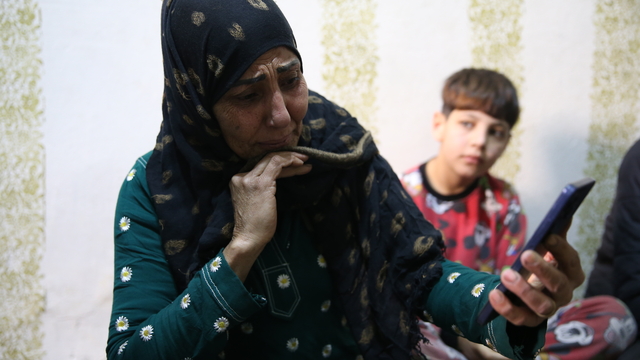 Sednaya Hapishanesi'nde çocuklarını ve kardeşlerini kaybeden kadın sorumluların cezalandırılmasını istiyor