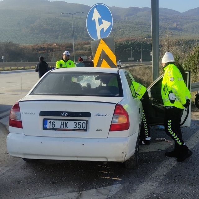 Orhangazi'de bariyere çarpan otomobildeki 2 kişi yaralandı