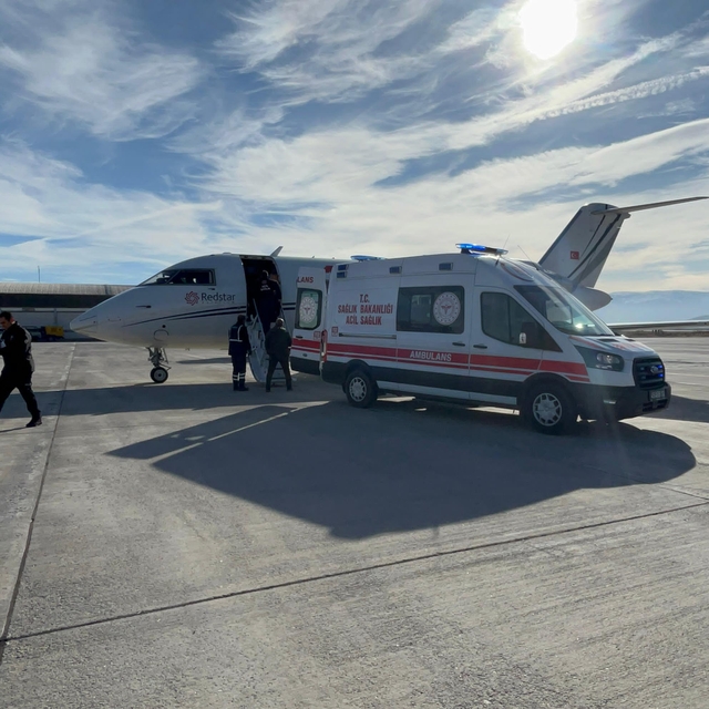 Muş'ta hasta bebek ambulans uçakla Ankara'ya nakledildi