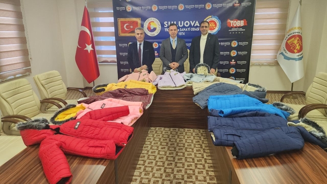 Suluova'da ihtiyaç sahibi öğrencilere kışlık kıyafet yardımı yapıldı
