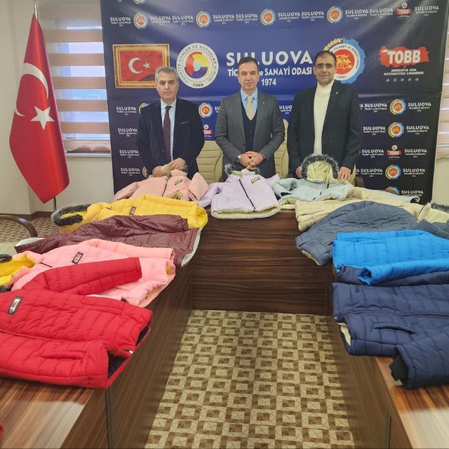 Suluova'da ihtiyaç sahibi öğrencilere kışlık kıyafet yardımı yapıldı