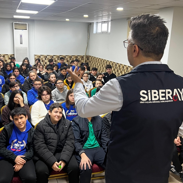 Silifke'de öğrencilere güvenli internet eğitimi verildi