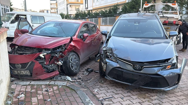 Kocaeli'de iki otomobilin çarpıştığı kazada 3 kişi yaralandı
