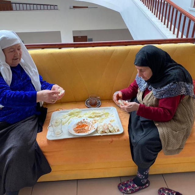 Kayseri'de huzurevi sakinleri lahana sarıp mantı sıktı