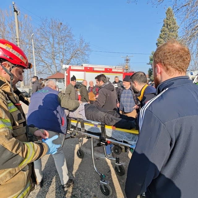 Bursa'da otomobil ile kamyonetin çarpıştığı kazada 3 kişi yaralandı
