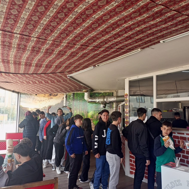 Afyonkarahisar'da öğrencilere ücretsiz döner ekmek ikram edildi