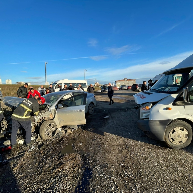Samsun'da öğrenci servisi ile otomobil çarpıştı, 13 kişi yaralandı