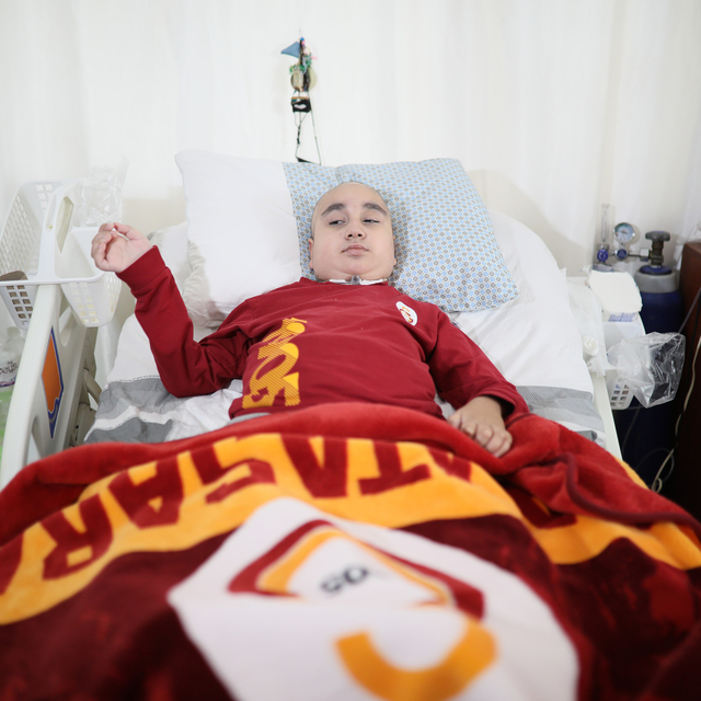 Nadir kanser türüne yakalanan Devrim, iyileşip çok sevdiği hayvanları besle...