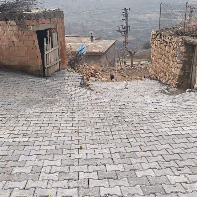 Hasankeyf'te bazı köylere kilitli parke taşı döşendi