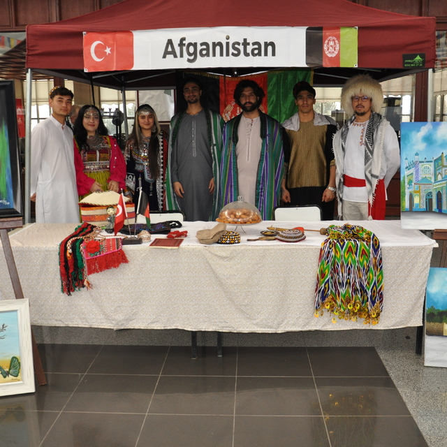 Kütahya'da uluslararası öğrencilerin ülkelerinin kültürlerini tanıttığı şen...