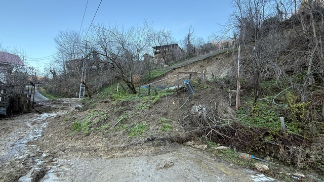 Bartın'da heyelan köy yolunu kapattı