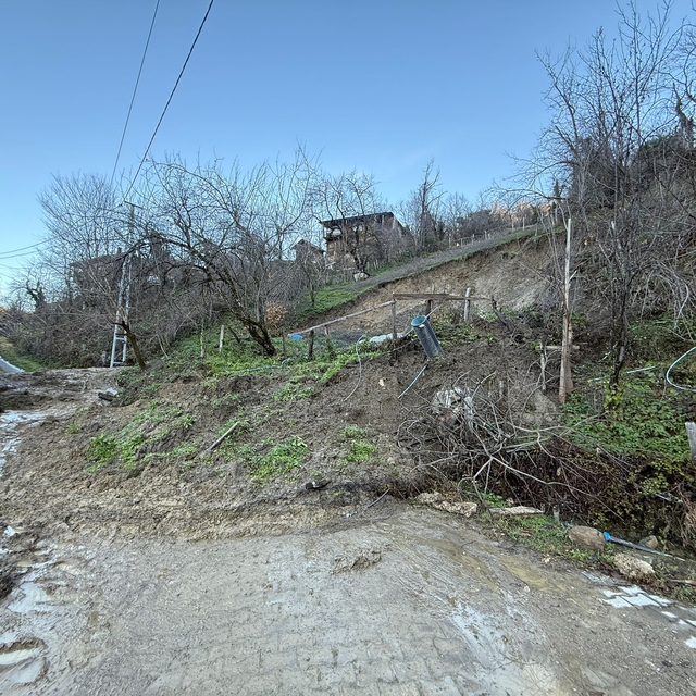 Bartın'da heyelan köy yolunu kapattı