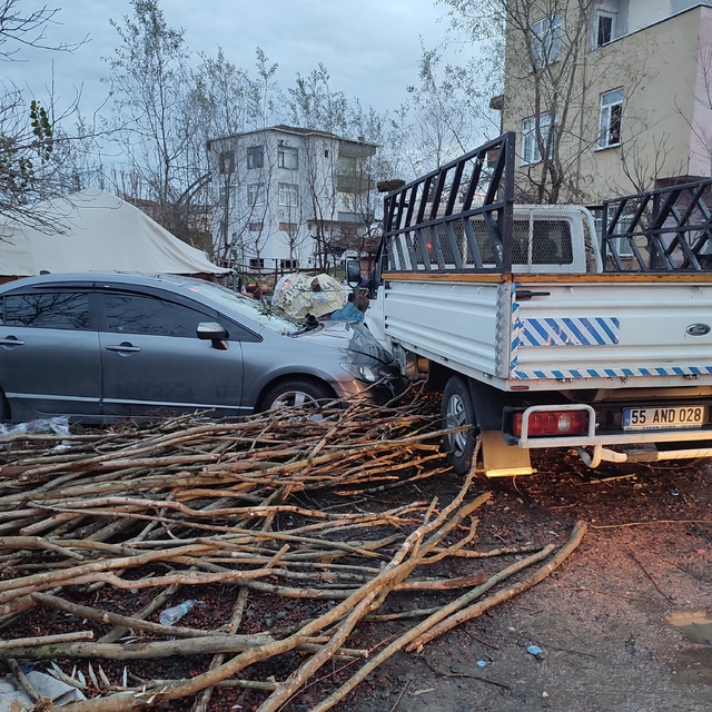 Çarşamba'da kamyonete çarpan otomobildeki 2 kişi yaralandı