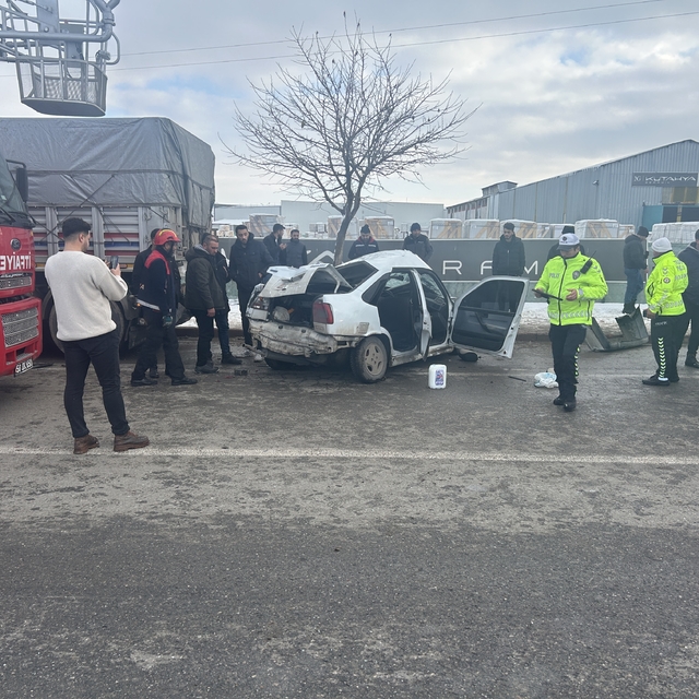 Sivas'ta park halindeki tıra çarpan otomobilin sürücüsü ağır yaralandı