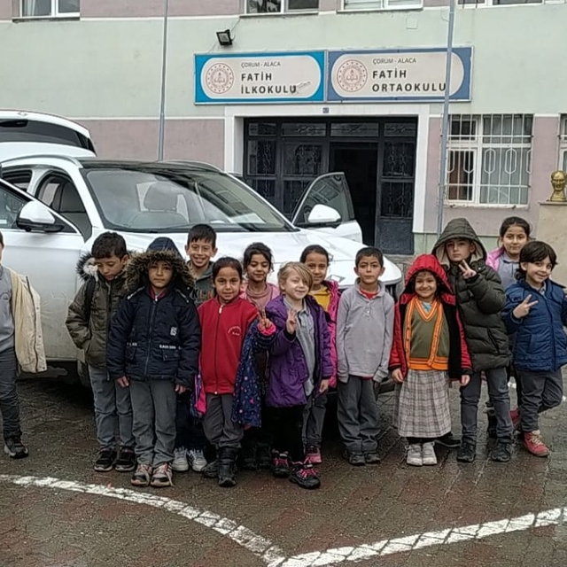 Alaca'da Yerli Malı Haftası kapsamında öğrencilere Togg tanıtıldı