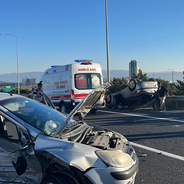 TEM'de otomobiller çarpıştı: 2 yaralı