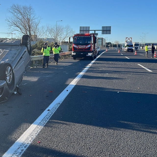 Anadolu Otoyolu'nun Kocaeli kesiminde meydana gelen trafik kazasında 2 kişi...