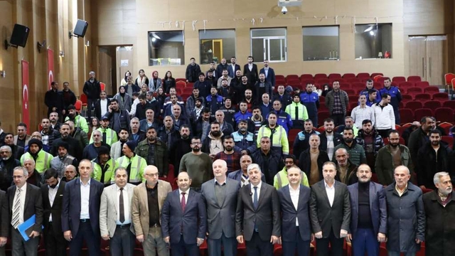 Dilovası Belediyesi çalışanları, imzalanan toplu sözleşmeyi halay çekerek kutladı