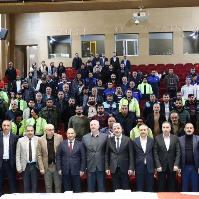 Dilovası Belediyesi çalışanları, imzalanan toplu sözleşmeyi halay çekerek k...