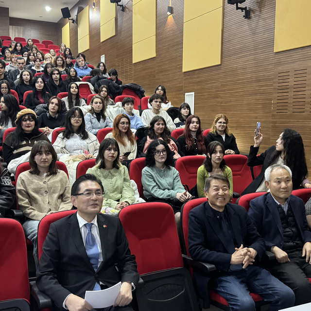 Güney Kore'nin Ankara Büyükelçisi Jeong, Kayseri'de üniversite öğrencileriy...