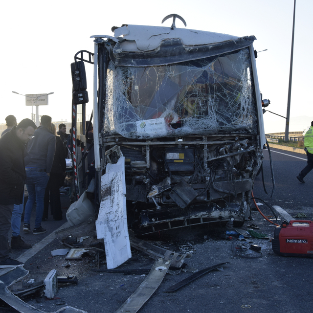 Manisa'da işçi servisinin tıra çarptığı kazada 22 kişi yaralandı