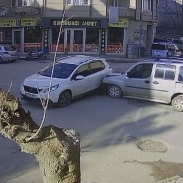 Bursa'da hafif ticari araç ile otomobilin çarpıştığı kaza anı kamerada: 3 y...