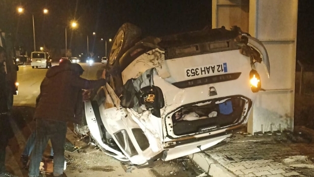 Bingöl'de takla atan otomobildeki 2 kişi yaralandı