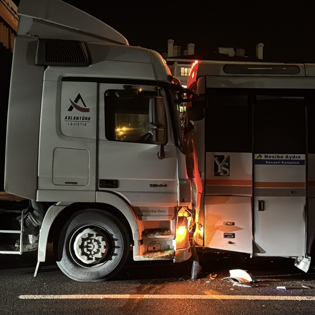 Anadolu Otoyolu'nun Kocaeli kesimindeki zincirleme trafik kazası ulaşımı ak...