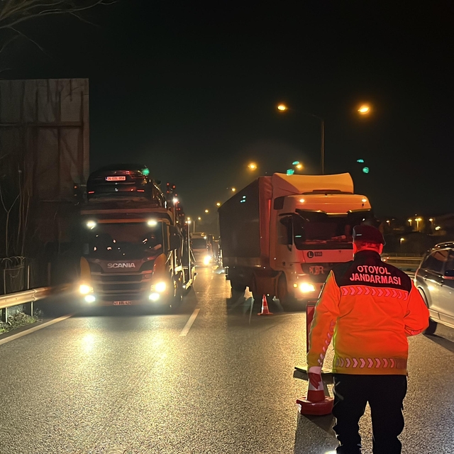 TEM'de 4 aracın karıştığı zincirleme kazada 2 kişi yaralandı