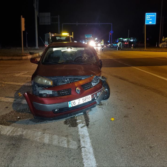 Çorum'da kamyonetle otomobilin çarpışması sonucu 6 kişi yaralandı