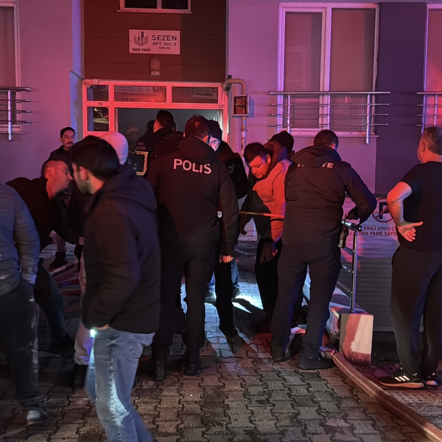 Bolu'da apartman otoparkındaki 2 araç çıkan yangında hasar gördü