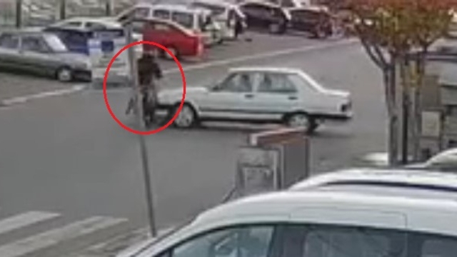 Otomobille çarpışan motosikletlinin yaralandığı kaza kamerada