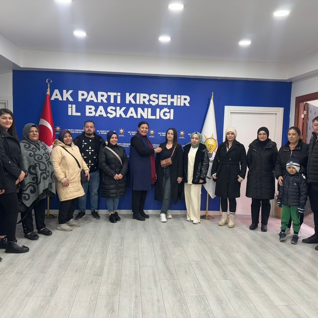 Kırşehir'de, CHP'den istifa eden 12 kişi AK Parti'ye geçti
