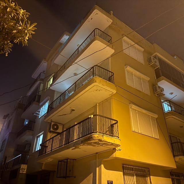 İzmir'de anten düzeltirken çatıdan düşen genç öldü