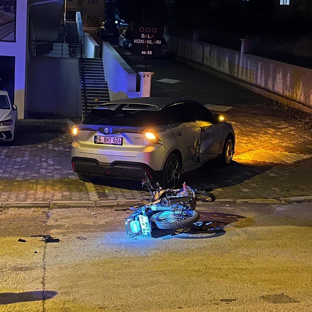Otomobille çarpışan motosikletin sürücüsü ağır yaralandı